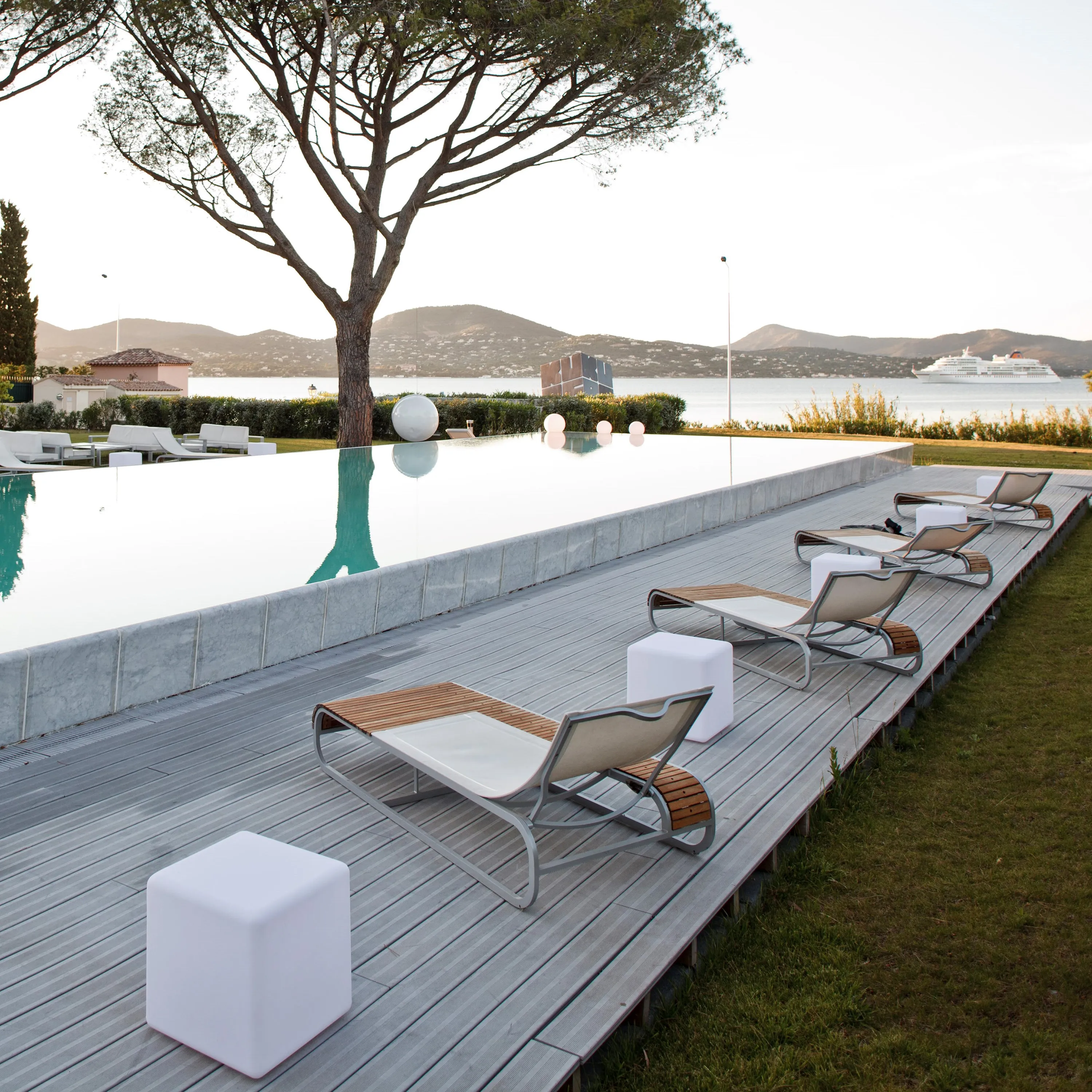 Cube Outdoor Bluetooth LED Floor Lamp